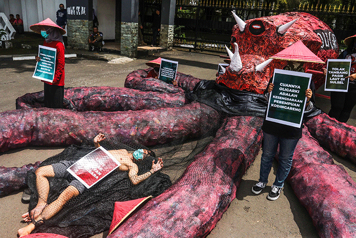 Puluhan perempuan asal pulau Kodingareng menggelar aksi unjuk rasa di depan kantor Gubernur Sulsel, Rabu (5/10/2022).