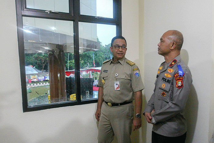 Gubernur DKI Jakarta Anies Baswedan didampingi Wakapolda Metro Jaya Brigjen Pol Hendro Pandowo (kedua kanan) saat meninjau rumah susun Asrama Polri Menteng.