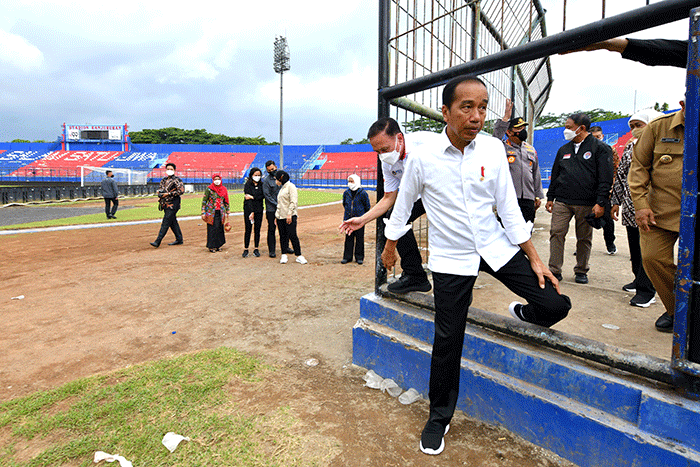 Presiden Joko Widodo (kiri) berbincang dengan Ketua Umum PSSI Mochamad Iriawan saat meninjau lokasi kerusuhan di stadion Kanjuruhan, Malang, Jawa Timur.