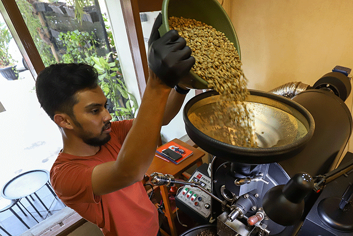 Pemilik cafe sedang melakukan Roasting Kopi di Jakarta, Selasa (4/10/2022).