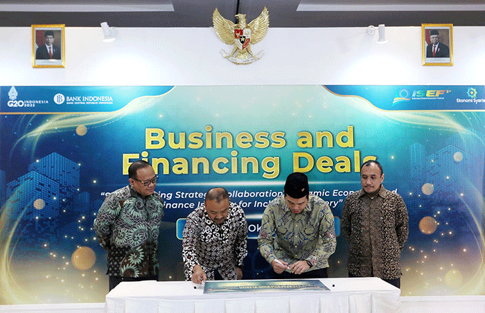 Penandatanganan perjanjian kerja sama BSI dengan LinkAja terkait implementasi layanan tarik tunai saldo LinkAja Syariah tanpa kartu di seluruh ATM BSI.