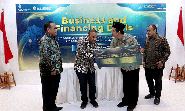 Penandatanganan perjanjian kerja sama BSI dengan LinkAja terkait implementasi layanan tarik tunai saldo LinkAja Syariah tanpa kartu di seluruh ATM BSI.