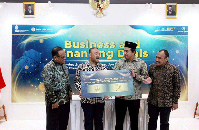 Penandatanganan perjanjian kerja sama BSI dengan LinkAja terkait implementasi layanan tarik tunai saldo LinkAja Syariah tanpa kartu di seluruh ATM BSI.