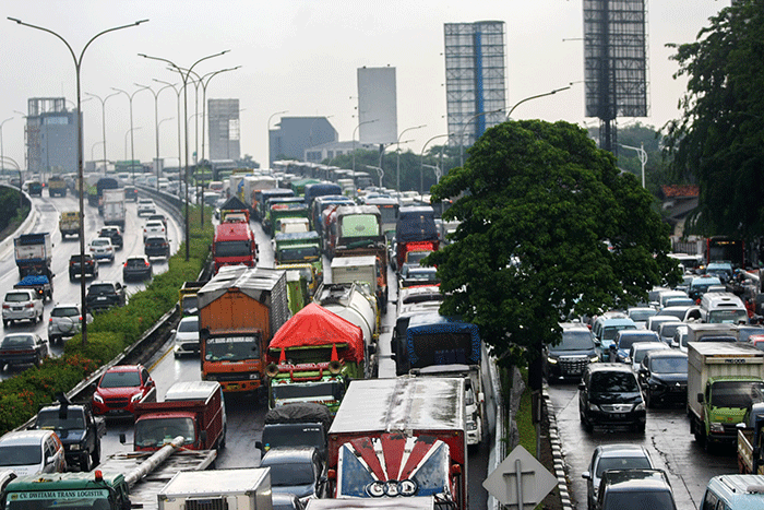 Sejumlah kendaraan terjebak kemacetan saat melintas di kawasan Jalan TB Simatupang, Jakarta Selatan, Kamis (6/10/2022).