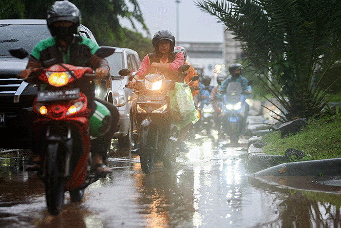 Sejumlah kendaraan terjebak kemacetan saat melintas di kawasan Jalan TB Simatupang, Jakarta Selatan, Kamis (6/10/2022).