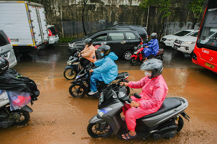 Sejumlah kendaraan terjebak kemacetan saat melintas di kawasan Jalan TB Simatupang, Jakarta Selatan, Kamis (6/10/2022).