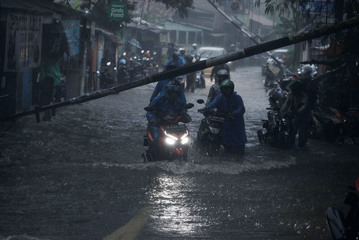 Sejumlah warga mendorong sepeda motornya saat banjir di Taman Cilandak Raya, Lebak Bulus, Jakarta Selatan, Kamis (6/10/2022).
