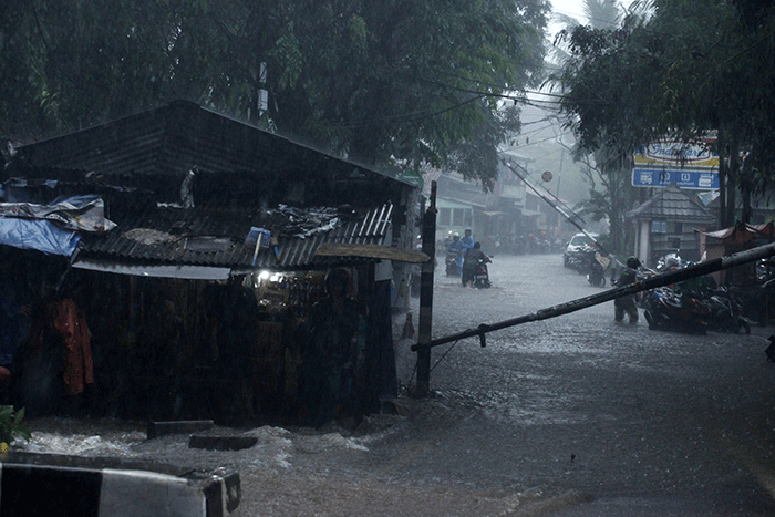 Sejumlah warga mendorong sepeda motornya saat banjir di Taman Cilandak Raya, Lebak Bulus, Jakarta Selatan, Kamis (6/10/2022).