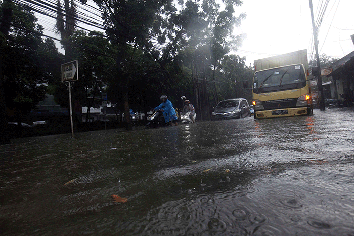 Sejumlah warga mendorong sepeda motornya saat banjir di Taman Cilandak Raya, Lebak Bulus, Jakarta Selatan, Kamis (6/10/2022).