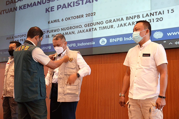 Kepala Badan Nasional Penanggulangan Bencana (BNPB) Letjen TNI Suharyanto melepas secara simbolis para tenaga kesehatan di Aula Sutopo Purwonugroho, Graha BNPB.