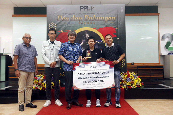 President Direktur PPLI Yoshiaki Chida (kedua kanan) menyerahkan medali emas kepada pebulu tangkis Indonesia Siti Fadia di Training Center PPLI.