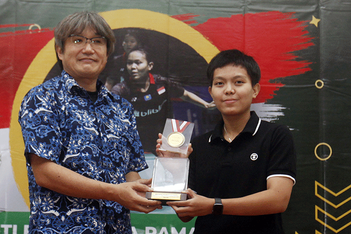 President Direktur PPLI Yoshiaki Chida (kedua kanan) menyerahkan medali emas kepada pebulu tangkis Indonesia Siti Fadia di Training Center PPLI.