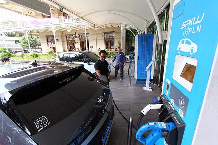 Pengendara menggunakan SPKLU untuk mengisi listrik ke kendaraannya di SPKLU PLN UID Jakarta Raya, Jakarta, Kamis (6/10/2022).