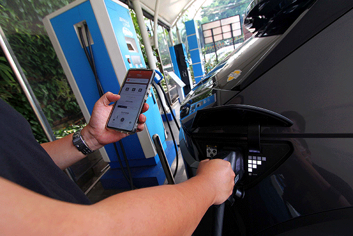 Pengendara menggunakan SPKLU untuk mengisi listrik ke kendaraannya di SPKLU PLN UID Jakarta Raya, Jakarta, Kamis (6/10/2022).