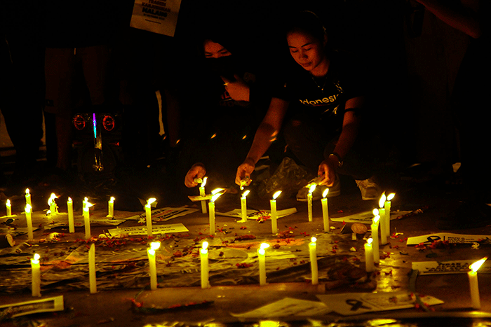 Ratusan massa kelompok suporter Ultras Garuda Palembang secara simbolis melakukan aksi penyalaan 1000 lilin, tabur bunga dan doa bersama.