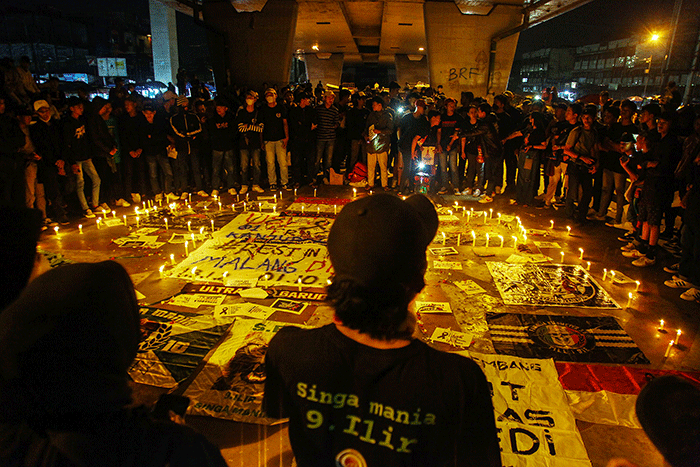 Ratusan massa kelompok suporter Ultras Garuda Palembang secara simbolis melakukan aksi penyalaan 1000 lilin, tabur bunga dan doa bersama.