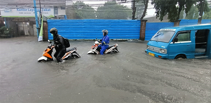Pengendara menerobos banjir di Jalan Cirendeu Raya, Tangerang Selatan, Banten, Kamis (6/10/2022).
