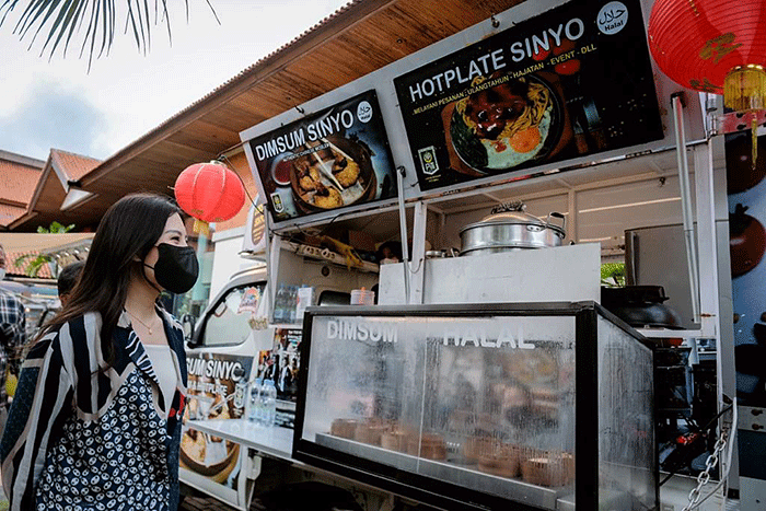 Wamenparekraf Angela Tanoesoedibjo mengunjungi sekaligus mencicipi sajian Food Truck yang berada di sekitar kawasan Bali International Convention Center.