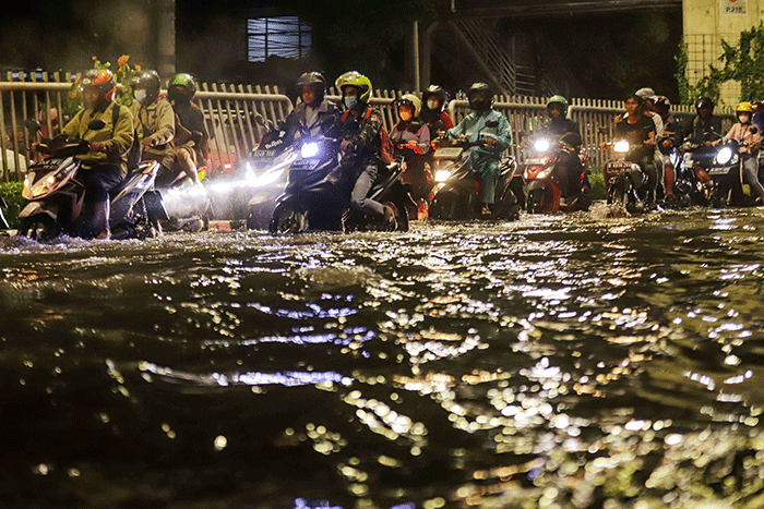 Sejumlah kendaraan menerobos banjir di ruas Jalan Kapten Tendean, Jakarta Selatan, Kamis (6/10/2022).