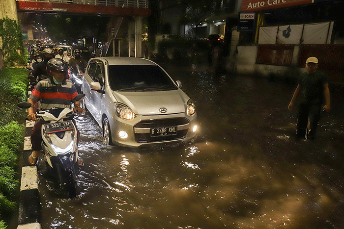 Sejumlah kendaraan menerobos banjir di ruas Jalan Kapten Tendean, Jakarta Selatan, Kamis (6/10/2022).
