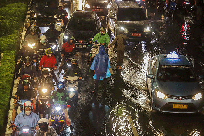 Sejumlah kendaraan menerobos banjir di ruas Jalan Kapten Tendean, Jakarta Selatan, Kamis (6/10/2022).