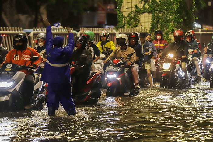 Sejumlah kendaraan menerobos banjir di ruas Jalan Kapten Tendean, Jakarta Selatan, Kamis (6/10/2022).