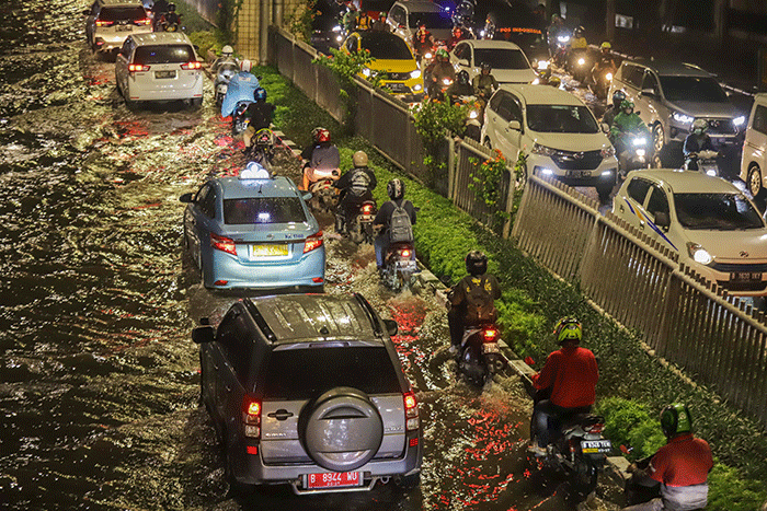 Sejumlah kendaraan menerobos banjir di ruas Jalan Kapten Tendean, Jakarta Selatan, Kamis (6/10/2022).