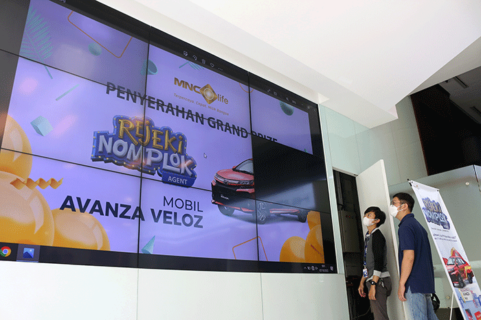 Executive Management PT MNC Life Assurance Risye Dillianti memberikan hadiah sebuah Mobil Avanza Veloz kepada salah satu nasabah agen MNC Life Sumayati.