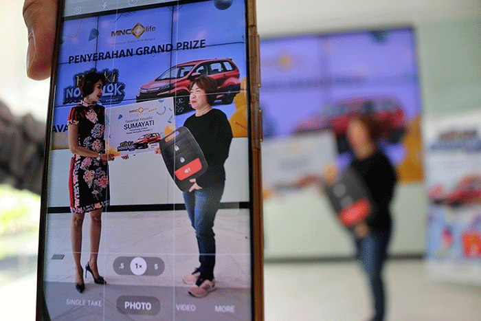 Executive Management PT MNC Life Assurance Risye Dillianti memberikan hadiah sebuah Mobil Avanza Veloz kepada salah satu nasabah agen MNC Life Sumayati.