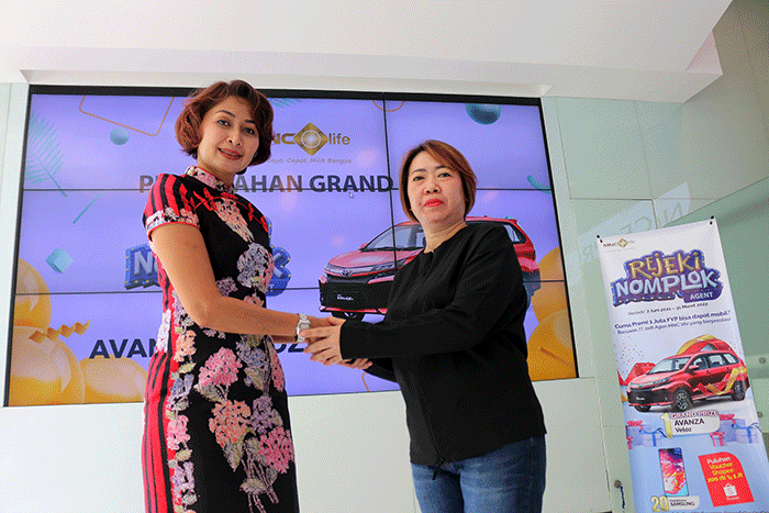 Executive Management PT MNC Life Assurance Risye Dillianti memberikan hadiah sebuah Mobil Avanza Veloz kepada salah satu nasabah agen MNC Life Sumayati.
