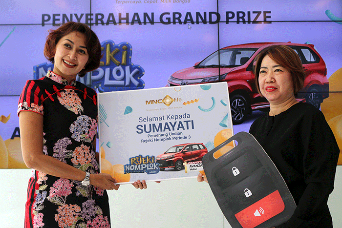 Executive Management PT MNC Life Assurance Risye Dillianti memberikan hadiah sebuah Mobil Avanza Veloz kepada salah satu nasabah agen MNC Life Sumayati.
