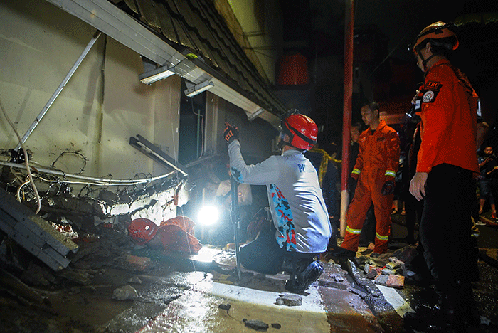 Petugas gabungan saat memeriksa kondisi ruang kelas MTS Negeri 19 Pondok Labu setelah bencana banjir dan tembok roboh di Jakarta Selatan, Kamis (6/10/2022).