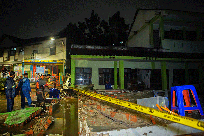 Petugas gabungan saat memeriksa kondisi ruang kelas MTS Negeri 19 Pondok Labu setelah bencana banjir dan tembok roboh di Jakarta Selatan, Kamis (6/10/2022).