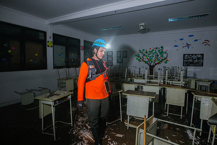 Petugas gabungan saat memeriksa kondisi ruang kelas MTS Negeri 19 Pondok Labu setelah bencana banjir dan tembok roboh di Jakarta Selatan, Kamis (6/10/2022).