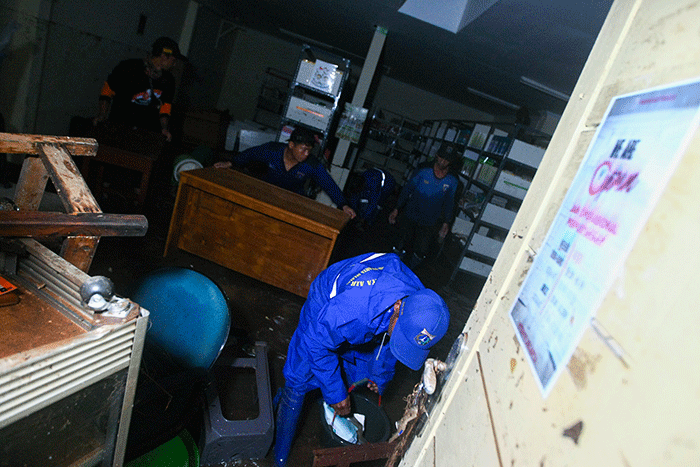 Petugas gabungan saat memeriksa kondisi ruang kelas MTS Negeri 19 Pondok Labu setelah bencana banjir dan tembok roboh di Jakarta Selatan, Kamis (6/10/2022).