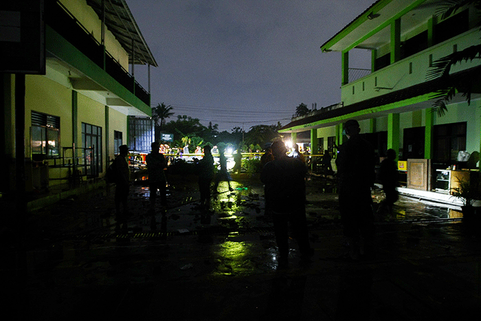 Petugas gabungan saat memeriksa kondisi ruang kelas MTS Negeri 19 Pondok Labu setelah bencana banjir dan tembok roboh di Jakarta Selatan, Kamis (6/10/2022).