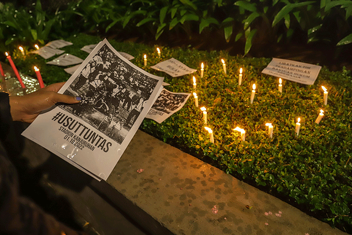 Sejumlah massa melakukan aksi Solidaritas Tragedi Kanjuruhan di depan kantor pusat PSSI, GBK Arena, Jakarta Pusat, Kamis (6/10/2022).