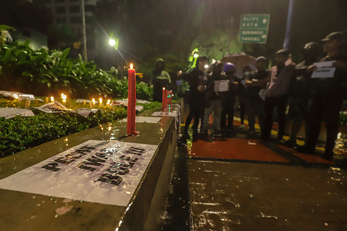 Sejumlah massa melakukan aksi Solidaritas Tragedi Kanjuruhan di depan kantor pusat PSSI, GBK Arena, Jakarta Pusat, Kamis (6/10/2022).