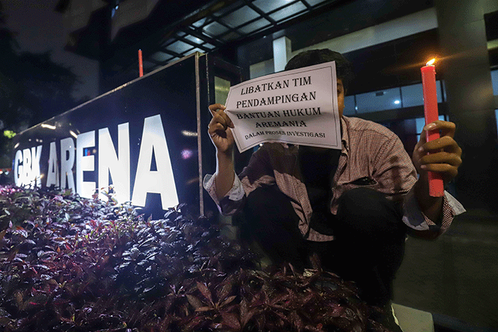 Sejumlah massa melakukan aksi Solidaritas Tragedi Kanjuruhan di depan kantor pusat PSSI, GBK Arena, Jakarta Pusat, Kamis (6/10/2022).