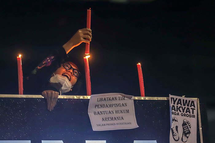 Sejumlah massa melakukan aksi Solidaritas Tragedi Kanjuruhan di depan kantor pusat PSSI, GBK Arena, Jakarta Pusat, Kamis (6/10/2022).