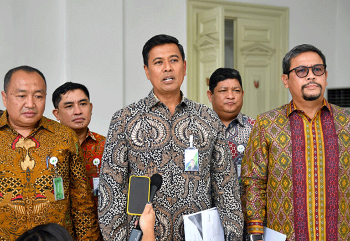 Presiden Joko Widodo didampingi Menteri Sekretaris Negara Pratikno menerima kunjungan Dewan Direksi BPJS Ketenagakerjaan di Istana Merdeka.