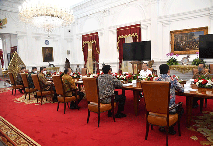 Presiden Joko Widodo didampingi Menteri Sekretaris Negara Pratikno menerima kunjungan Dewan Direksi BPJS Ketenagakerjaan di Istana Merdeka.