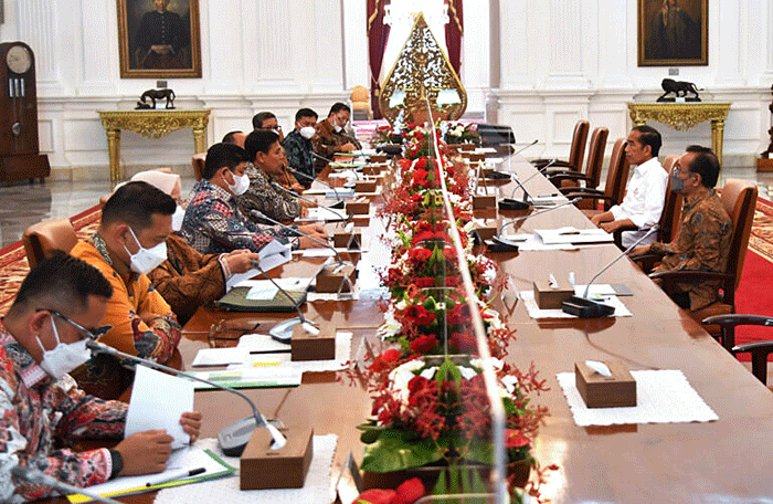 Presiden Joko Widodo didampingi Menteri Sekretaris Negara Pratikno menerima kunjungan Dewan Direksi BPJS Ketenagakerjaan di Istana Merdeka.