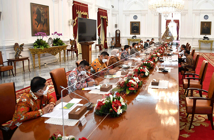 Presiden Joko Widodo didampingi Menteri Sekretaris Negara Pratikno menerima kunjungan Dewan Direksi BPJS Ketenagakerjaan di Istana Merdeka.
