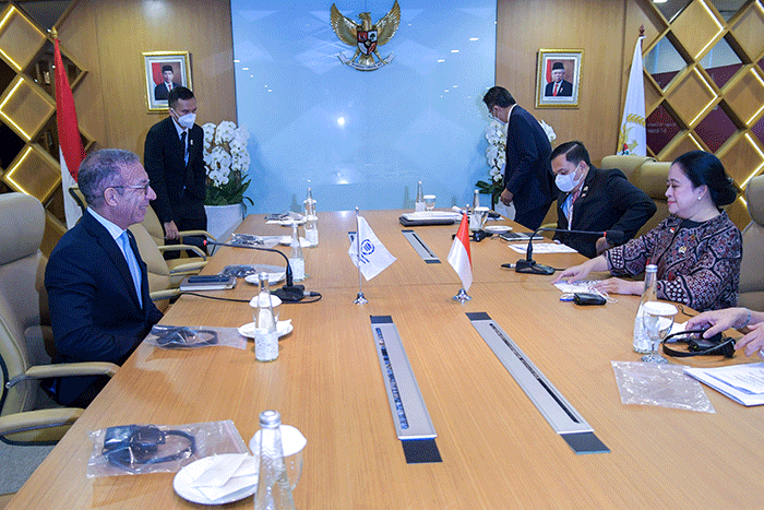 Ketua DPR RI Puan Maharani (kiri) berbincang dengan Presiden Inter-Parliamentary Union Duterte Pacheco (kanan) saat melakukan pertemuan bilateral.