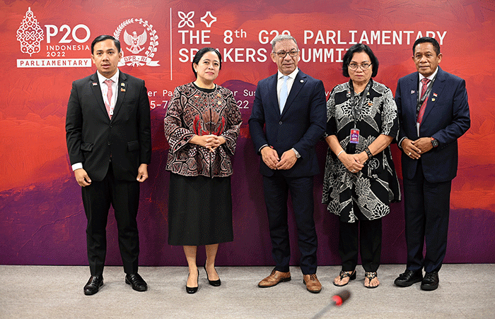 Ketua DPR RI Puan Maharani (kiri) berbincang dengan Presiden Inter-Parliamentary Union Duterte Pacheco (kanan) saat melakukan pertemuan bilateral.
