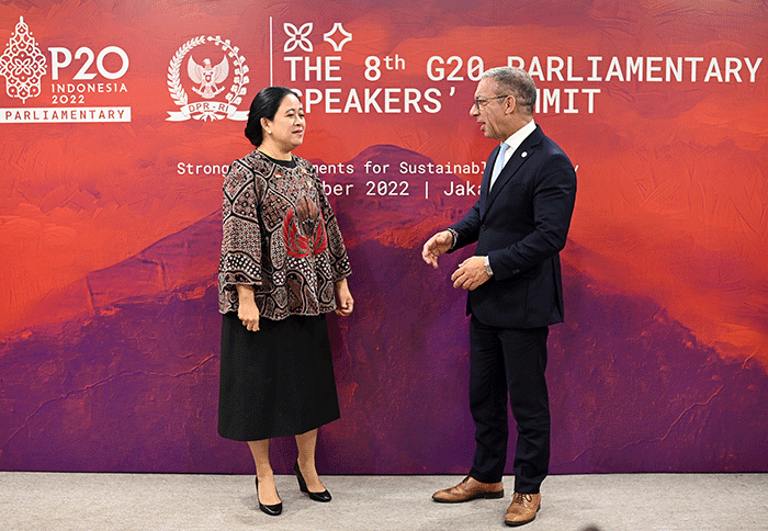 Ketua DPR RI Puan Maharani (kiri) berbincang dengan Presiden Inter-Parliamentary Union Duterte Pacheco (kanan) saat melakukan pertemuan bilateral.