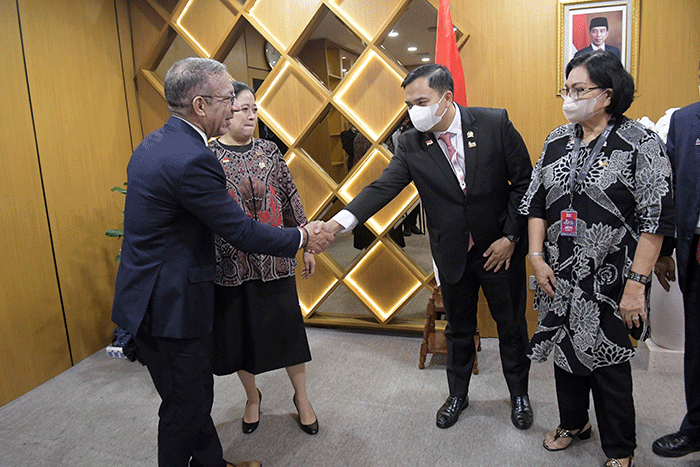 Ketua DPR RI Puan Maharani (kiri) berbincang dengan Presiden Inter-Parliamentary Union Duterte Pacheco (kanan) saat melakukan pertemuan bilateral.