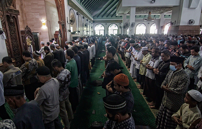 Ribuan jamaah melaksanakan shalat ghaib mendoakan para korban tragedi Kanjuruhan di Masjid Agung Jawa Tengah (MAJT), Kota Semarang, Jumat (7/10/2022).