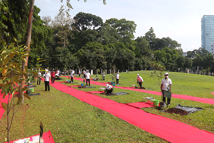 Ketua DPR Puan Maharani saat menanam pohon bersama dengan para delegasi yang hadir di acara P20 di Taman Energi, Kompleks Parlemen MPR/DPR-DPD.
